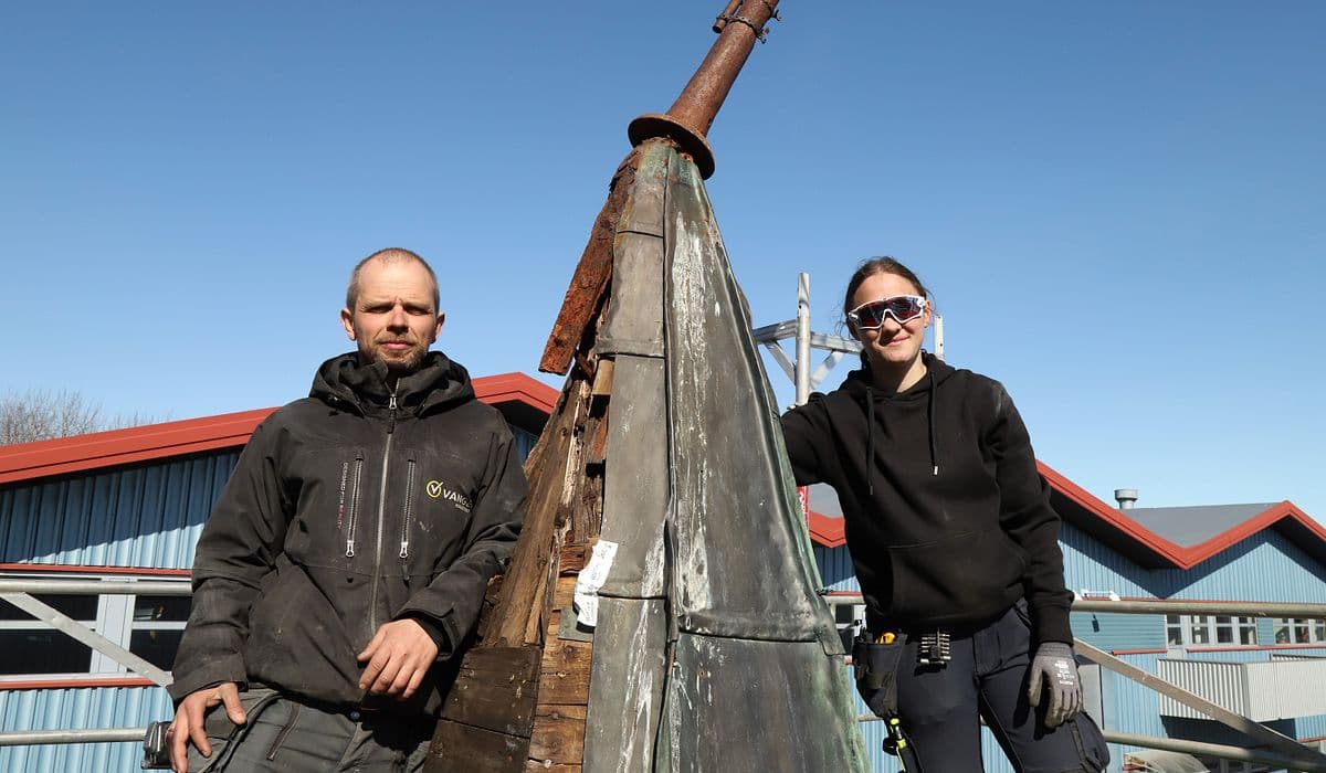 Kenneth Vangen og lærling Inga Løwø ved kirketårnet fra Vestbygda.